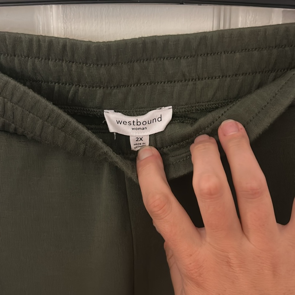 2X Green soft and comfy lounge pants. EUC - Picture 5 of 6
